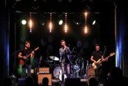 Na scenie SCK Bytków zespół Gutek. Dwóch gitarzystów, perkusista oraz wokalista ubrany w…