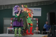 Zespół Centrum Uśmiechu na scenie w kolorowych strojach