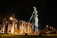 Park Tradycji Siemianowice widok na budynek nocą