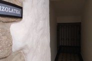 Pomieszczenie piwniczne udające izolatkę więzienną podczas gry fabularnej