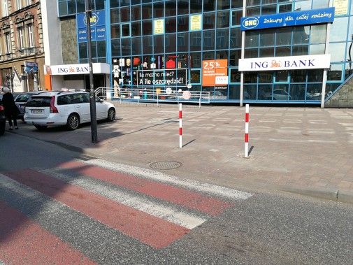 Przy Rondzie Macieja piesi mogą się czuć bezpieczniej.