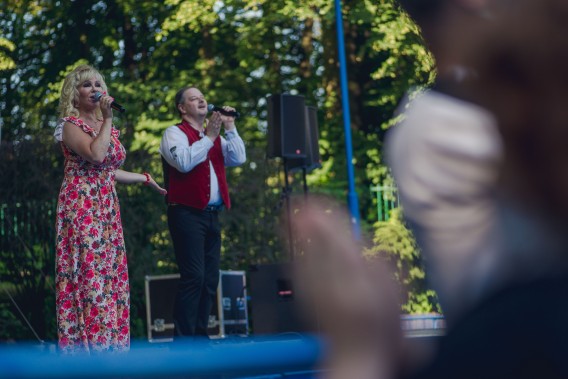 Zespół Duet Karo na tle zielonych drzew Parku Miejskiego