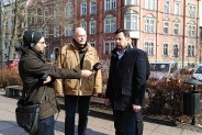 Dziennikarz nagrywający wywiad