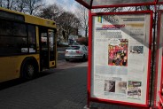 Przystanek autobusowy przy ulicy Kapicy. Plakat reklamujący Głos Miasta
