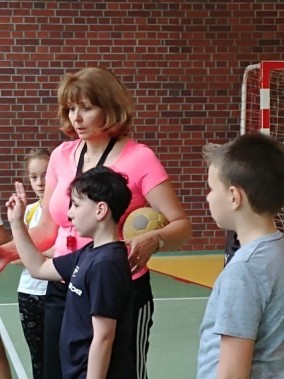 Iwona Strzebińczyk z uczniami