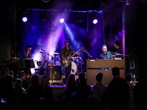 Na scenie SCK- Bytków zespół Sztywny Pal Azji. Szcześcioro muzyków gra koncert. Przed sceną stoi…