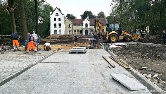 Prace wykończeniowe na michałkowickich Plantach.