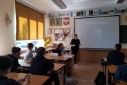 Uczniowie uczestniczą w warsztatach edukacyjnych.