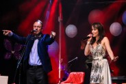 Na scenie SCK Damian Holecki i towarzysząca mu wokalistka. On w ciemnej marynarce, ona w białej…