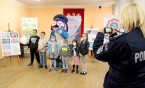 Nagrody dla laureatów konkursu plastycznego zorganizowanego przez siemianowicką policję