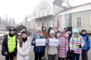 Grupa uczniów przed budynkiem szybu