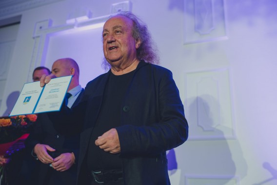 Józef Skrzek na scenie SCK-Zameczek prezentujący tytuł Honorowego Obywatela Miasta Siemianowice…