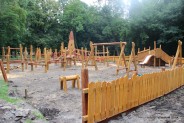 Ostatnie prace na nowo powstającym placu zabaw na Pszczelniku (9)