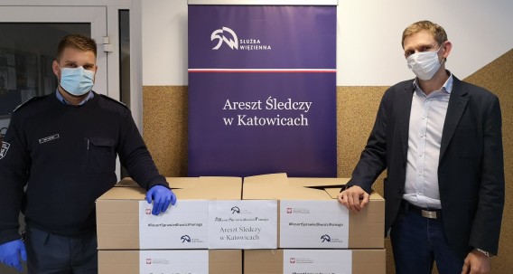 Michał Czaja, naczelnik Wydziału Zarządzania Kryzysowego odbiera 4 tysiące maseczek…