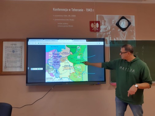 Wykładowca przy ekranie