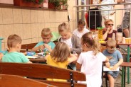 Dzieciaki bawią się przy stołach