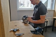 Uczeń w szkolnej pracowni mechanicznej