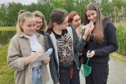 Uczniowie Śniadeka w trakcie zajęć terenowych