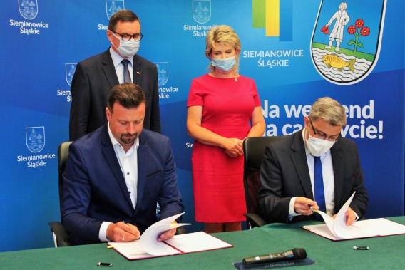 Moment podpisania umów. Od lewej siedzą: Prezydent Siemianowic Śląskich Rafał Piech i Wojewoda…