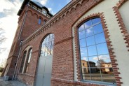 Browar obywatelski Tychy budynek postindustrialny w którego szybach odbija się niebo i fragmenty…