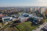 Zespół Szkół Sportowych przy ul. Mikołaja 3 ujęty z lotu ptaka.