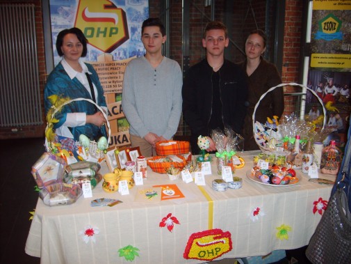 Ekipa siemianowickiego 12-1 HP podczas Kiermaszu Różności z przygotowanymi przez siebie rękodziełami