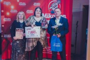 Laureatka II miejsca Aleksandra Nykiel z Zastępcą Prezydenta Miasta Martą Suchanek-Bijak i…