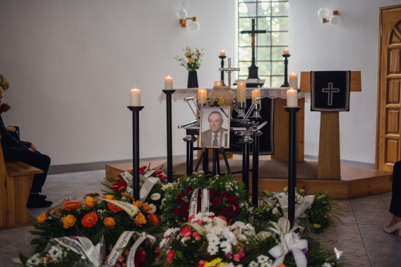 Urna z prochami H. Pesela, wiązanki kwiatów