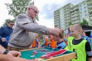 Przewodniczący Rady Nadzorczej SSM wręcza medale uczestnikom turnieju