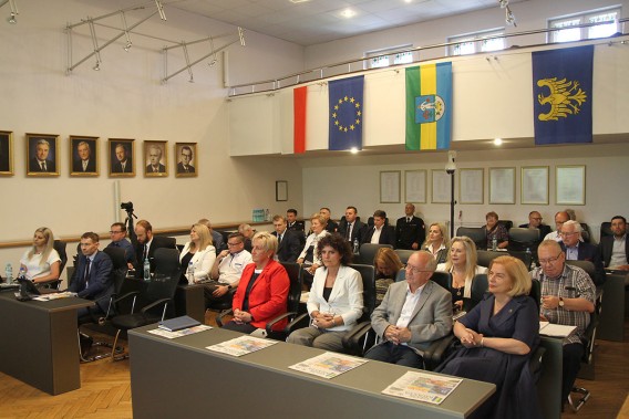 Sesja absolutoryjna - radni i zgromadzeni goście na sali sesyjnej