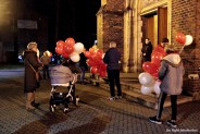 Biało-czerwone baloniki rozdawane siemianowiczanom pod kościołem pw. Krzyża Świętego.