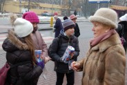 Uczniowie i absolwenci Szkoły Podstawowej nr 13 zbierają datki podczas 24 Finału WOŚP