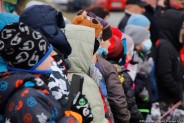 Młodzież obserwująca pokaz ratownictwa na lodzie