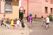 Dzieci przeciągają linę