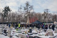Zebrani na ceremonii na cmentarzu