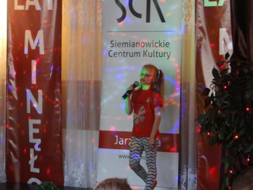 Młoda artystka na scenie