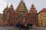 młodzież Meritum na rynku Wrocławia podczas wycieczki szkolnej