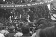 Lech Wałęsa przemawia do robotników w Stoczni Gdańskiej w sierpniu 1980 r.