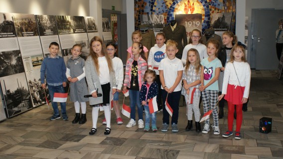 Występ dzieci z piosenkami patriotycznymi w bibliotece