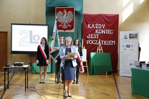 Dyrektor szkoły żegna absolwentów