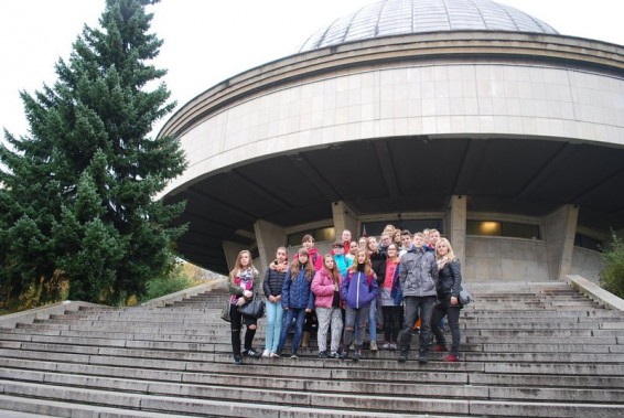 Gimnazjaliści na wycieczce do planetarium