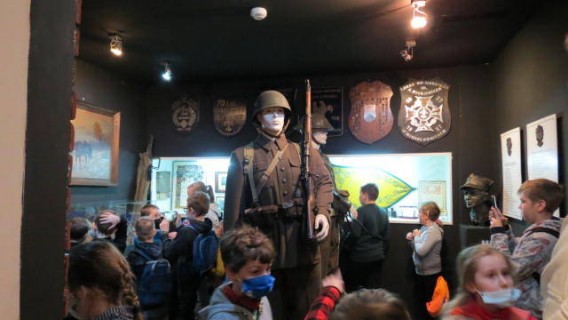 Dzieci podczas zwiedzania Muzeum Miejskiego
