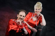 Na zdjęciu zespół Metrum czyli teresa Dzięcioł i Marek Halup. Artyści ubrani są w czerwone stroje…