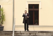 Juliusz Ursyn Niemcewicz z mikrofonem na tle SCK Zameczek