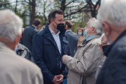Prezydent Rafał Piech (w środku) rozmawia z uczestnikami uroczystości