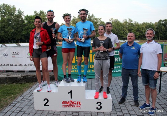 Trzy najlepsze pary na podium Sztafetowego Biegu Par.