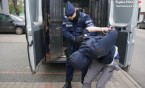 Biegał z pistoletem i zniszczył auto