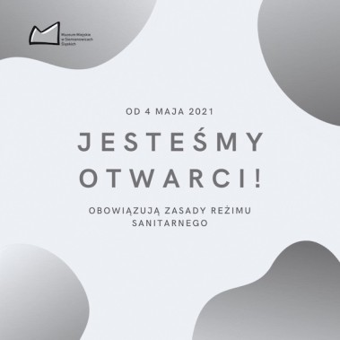 W odcieniach szarości prezentuje tekst „Od 4 maja 2021 jesteśmy otwarci! Obowiązują zasady reżimu…