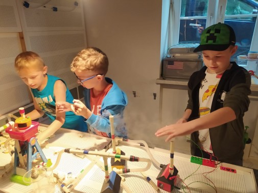 Chłopcy układają wodną instalację w Pracowni H2O