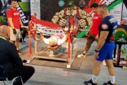 Zawodnik z Siemianowic podczas próby podnoszenia ciężaru